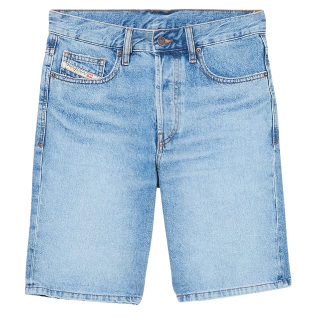 Deze Diesel Slim Short Blue Denim Shorts combineren stijl en comfort met een moderne, slanke pasvorm die je silhouet flatteert. Gemaakt van een duurzame mix van 94% katoen, 5% polyester en 1% elastaan, bieden ze flexibiliteit en duurzaamheid. Perfect voor casual uitjes of zomerdagen, de klassieke blauwe denim finish geeft je garderobe een tijdloze touch. Verrijk je dagelijkse look met deze veelzijdige shorts, ontworpen om je de hele dag comfortabel en zelfverzekerd te houden