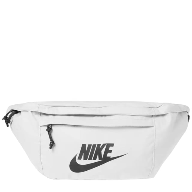 De Nike Off White Crossover Bag combineert stijl en functionaliteit in één strak design. Deze tas is gemaakt van duurzaam 100% polyester en heeft een ruim hoofdvak van 10 liter met een veilige ritssluiting, perfect om je essentials veilig mee te nemen. Het voorvak is ook afsluitbaar met een rits, zodat je gemakkelijk toegang hebt tot kleinere spullen. De verstelbare riem met gesp zorgt voor een comfortabele pasvorm bij elke activiteit. Deze crossover tas, voorzien van een opvallend Nike Swoosh-logo, is een ideale metgezel voor dagelijks gebruik, of je nu naar de sportschool gaat of door de stad navigeert. Gemaakt in Vietnam met hoogwaardig vakmanschap