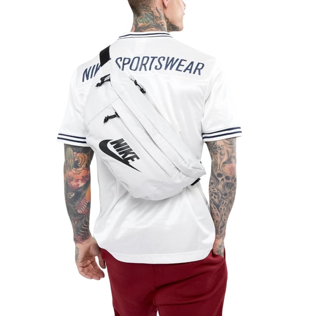 De Nike Off White Crossover Bag combineert stijl en functionaliteit in één strak design. Deze tas is gemaakt van duurzaam 100% polyester en heeft een ruim hoofdvak van 10 liter met een veilige ritssluiting, perfect om je essentials veilig mee te nemen. Het voorvak is ook afsluitbaar met een rits, zodat je gemakkelijk toegang hebt tot kleinere spullen. De verstelbare riem met gesp zorgt voor een comfortabele pasvorm bij elke activiteit. Deze crossover tas, voorzien van een opvallend Nike Swoosh-logo, is een ideale metgezel voor dagelijks gebruik, of je nu naar de sportschool gaat of door de stad navigeert. Gemaakt in Vietnam met hoogwaardig vakmanschap