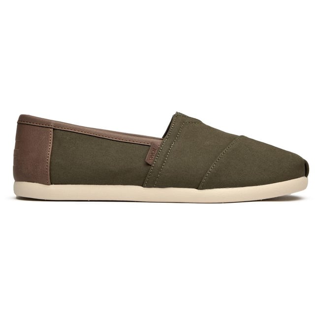 De Classic Alpargata brengt moeiteloze stijl in je dagelijkse routine met zijn relaxte canvasconstructie en levendige groene tint. Deze tijdloze espadrilles hebben een duurzame rubberen zool die naadloos overgaat van casual koffiemomenten naar weekendavonturen. Met hun slip-on ontwerp en ademende canvas bovenkant zijn ze de perfecte metgezel voor warme dagen, wanneer comfort samengaat met klassieke stijl.