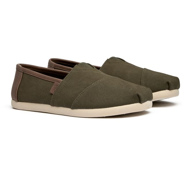 De Classic Alpargata brengt moeiteloze stijl in je dagelijkse routine met zijn relaxte canvasconstructie en levendige groene tint. Deze tijdloze espadrilles hebben een duurzame rubberen zool die naadloos overgaat van casual koffiemomenten naar weekendavonturen. Met hun slip-on ontwerp en ademende canvas bovenkant zijn ze de perfecte metgezel voor warme dagen, wanneer comfort samengaat met klassieke stijl.