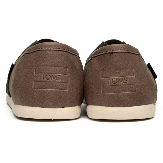 De Classic Alpargata brengt moeiteloze stijl in je dagelijkse routine met zijn relaxte canvasconstructie en levendige groene tint. Deze tijdloze espadrilles hebben een duurzame rubberen zool die naadloos overgaat van casual koffiemomenten naar weekendavonturen. Met hun slip-on ontwerp en ademende canvas bovenkant zijn ze de perfecte metgezel voor warme dagen, wanneer comfort samengaat met klassieke stijl.