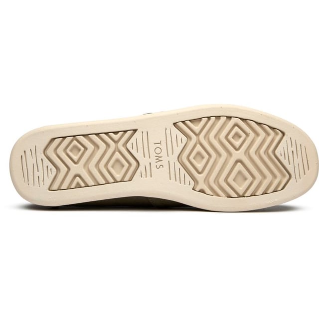 De Classic Alpargata brengt moeiteloze stijl in je dagelijkse routine met zijn relaxte canvasconstructie en levendige groene tint. Deze tijdloze espadrilles hebben een duurzame rubberen zool die naadloos overgaat van casual koffiemomenten naar weekendavonturen. Met hun slip-on ontwerp en ademende canvas bovenkant zijn ze de perfecte metgezel voor warme dagen, wanneer comfort samengaat met klassieke stijl.