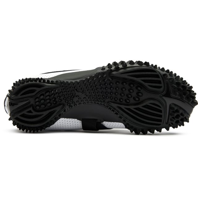 Der Puma Mostro in elegantem Weiß und Schwarz interpretiert Freizeit footwear neu mit seinem hybriden, skulpturalen Design. Diese markanten Lederschuhe verfügen über eine avantgardistische Gummisohle mit charakteristischen Spike-Details, die Aufmerksamkeit erregen und dabei überraschend praktisch sind. Die flache Silhouette bietet einen zeitgenössischen urbanen Stil mit unverkennbarem Puma-Erbe. Perfekt für modebewusste Personen, die innovatives Schuhdesign schätzen, ohne auf Komfort oder Alltagsbenutzbarkeit verzichten zu müssen.