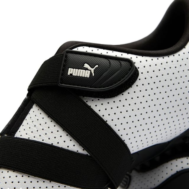 Der Puma Mostro in elegantem Weiß und Schwarz interpretiert Freizeit footwear neu mit seinem hybriden, skulpturalen Design. Diese markanten Lederschuhe verfügen über eine avantgardistische Gummisohle mit charakteristischen Spike-Details, die Aufmerksamkeit erregen und dabei überraschend praktisch sind. Die flache Silhouette bietet einen zeitgenössischen urbanen Stil mit unverkennbarem Puma-Erbe. Perfekt für modebewusste Personen, die innovatives Schuhdesign schätzen, ohne auf Komfort oder Alltagsbenutzbarkeit verzichten zu müssen.