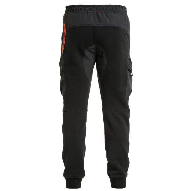 De Parajumpers Osage Black Pants combineren een strak design met duurzame prestaties en zijn gemaakt van 100% polyamide voor uitzonderlijke stevigheid en lichtgewicht comfort. Deze herenbroek heeft een moderne pasvorm die met je meebeweegt, waardoor hij ideaal is voor zowel stedelijke avonturen als buitenactiviteiten. De zwarte kleur zorgt voor veelzijdigheid en is gemakkelijk te combineren met elke outfit, terwijl hij een scherpe, stijlvolle look geeft. Deze broek is ontworpen om de elementen te weerstaan en garandeert langdurig draagcomfort en betrouwbare bescherming, waardoor hij een slimme keuze is voor wie waarde hecht aan zowel functionaliteit als mode. Verrijk je garderobe met de betrouwbare kwaliteit van de Parajumpers Osage Black Pants