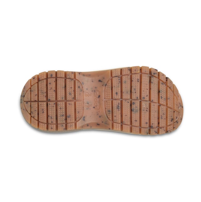 These unisex clogs feature a synthetic upper and lining with a rubber sole, a platform heel, and a round toe. Designed for comfort and breathability, ideal for casual wear