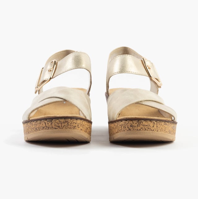 These women's open-toe sandals feature a synthetic upper, textile lining, and a platform heel for comfort and breathability, ideal for casual wear