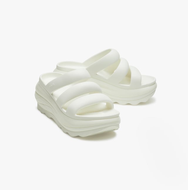 These women's open-toe sliders feature Croslite material for comfort and breathability, with a platform heel and slip-on design, ideal for casual wear