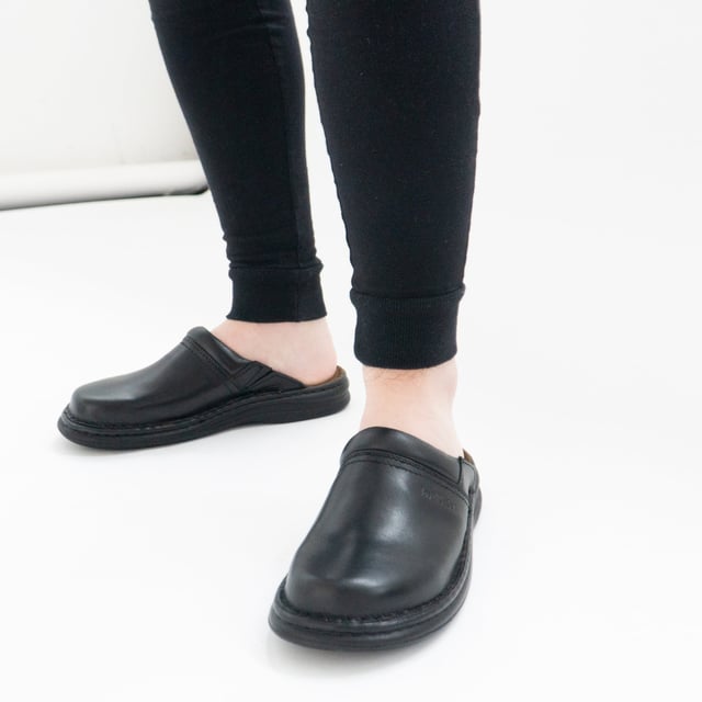 Estos zapatos están fabricados por nosotroscon piel de napa muy duradero. Nuestro modelo garantiza una entrada fácil por medio de un Ilamativo cierre con hebilla. El modelo también está provisto de las típicas costuras a mano de JOSEF SEIBEL. Con el ancho de zapato G, Max ofrece gran amplitud. Sigue tu camino con Max.