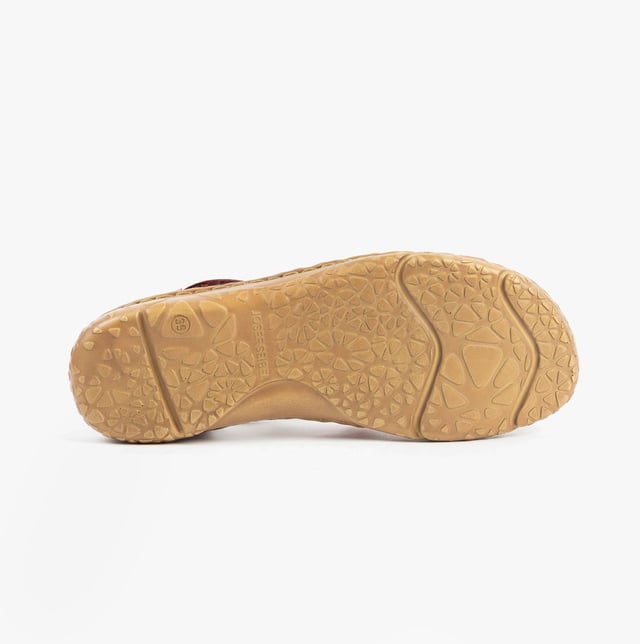 These women's Fisherman sandals feature a leather upper and lining, lightweight rubber sole, and touch fasten closure, offering comfort and easy wear for casual occasions