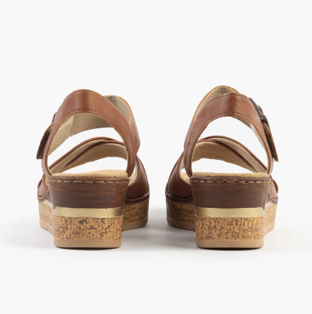 These women's open-toe sandals feature a synthetic upper, textile lining, and a platform heel for comfort and breathability, ideal for casual wear
