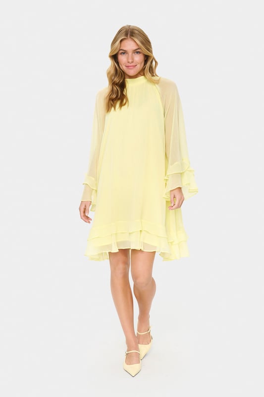 Chiffonkleid mit lockerer Passform, hohem Ausschnitt und mehrlagigen Volants an Ärmeln und Saum. Luftig-leichtes, knielanges Design für vielseitigen Komfort.  Schonwäsche 30°, Nicht bleichen, Nicht im Trockner trocknen, Tropnass aufhängen, Kalt bügeln max. 110° C, Nicht trockenreinigen  100% Polyester (Recycelt)