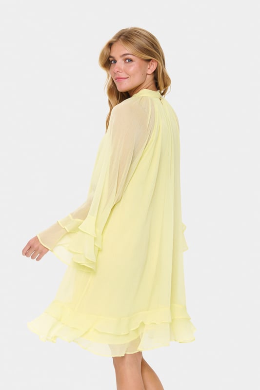 Chiffonkleid mit lockerer Passform, hohem Ausschnitt und mehrlagigen Volants an Ärmeln und Saum. Luftig-leichtes, knielanges Design für vielseitigen Komfort.  Schonwäsche 30°, Nicht bleichen, Nicht im Trockner trocknen, Tropnass aufhängen, Kalt bügeln max. 110° C, Nicht trockenreinigen  100% Polyester (Recycelt)