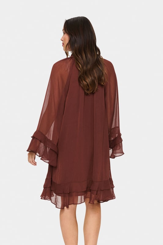 Chiffonkleid mit lockerer Passform, hohem Ausschnitt und mehrlagigen Volants an Ärmeln und Saum. Luftig-leichtes, knielanges Design für vielseitigen Komfort.  Schonwäsche 30°, Nicht bleichen, Nicht im Trockner trocknen, Tropnass aufhängen, Kalt bügeln max. 110° C, Nicht trockenreinigen  100% Polyester (Recycelt)