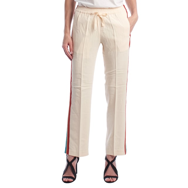 Pantalón fluido con banda lateral multicolor y cintura elástica.\n\nEste pantalón de estilo relajado combina comodidad y un diseño vibrante gracias a la banda lateral multicolor con acabado brillante. La cintura elástica con cordón ajustable proporciona un ajuste cómodo y favorecedor, ideal para looks casuales con un toque distintivo. Su corte recto estiliza la silueta sin renunciar al confort, y los bolsillos laterales aportan funcionalidad sin comprometer el diseño.\n\nDetalles:\n\nTipo de prenda: Pantalón largo fluido.\nMaterial: Tejido ligero con acabado satinado.\nEstilo: Deportivo chic.\nEstampado: Banda lateral con brillo multicolor.\nCintura: Elástica con cordón ajustable.\n\nUn pantalón mujer ideal para quienes buscan comodidad y estilo con un toque original. Perfecto para outfits urbanos con personalidad.\n Composición: 76% Acetato, 21% Viscosa, 3% Elastano\n Cuidados:\nLavar a mano en frío.\nNo usar lejía.\nNo secar en secadora.\nPlanchar a baja temperatura.