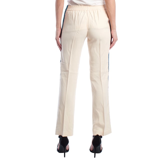 Pantalón fluido con banda lateral multicolor y cintura elástica.\n\nEste pantalón de estilo relajado combina comodidad y un diseño vibrante gracias a la banda lateral multicolor con acabado brillante. La cintura elástica con cordón ajustable proporciona un ajuste cómodo y favorecedor, ideal para looks casuales con un toque distintivo. Su corte recto estiliza la silueta sin renunciar al confort, y los bolsillos laterales aportan funcionalidad sin comprometer el diseño.\n\nDetalles:\n\nTipo de prenda: Pantalón largo fluido.\nMaterial: Tejido ligero con acabado satinado.\nEstilo: Deportivo chic.\nEstampado: Banda lateral con brillo multicolor.\nCintura: Elástica con cordón ajustable.\n\nUn pantalón mujer ideal para quienes buscan comodidad y estilo con un toque original. Perfecto para outfits urbanos con personalidad.\n Composición: 76% Acetato, 21% Viscosa, 3% Elastano\n Cuidados:\nLavar a mano en frío.\nNo usar lejía.\nNo secar en secadora.\nPlanchar a baja temperatura.