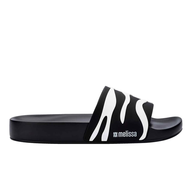 Get ready to fly! EVA technology has arrived on the Melissa Slide! Thus, aiming for more and more comfort, the model becomes super light and adequate for all moments of the day. The two new print options, leopard and zebra, will guarantee your style when looking for an outfit.