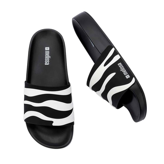 Get ready to fly! EVA technology has arrived on the Melissa Slide! Thus, aiming for more and more comfort, the model becomes super light and adequate for all moments of the day. The two new print options, leopard and zebra, will guarantee your style when looking for an outfit.