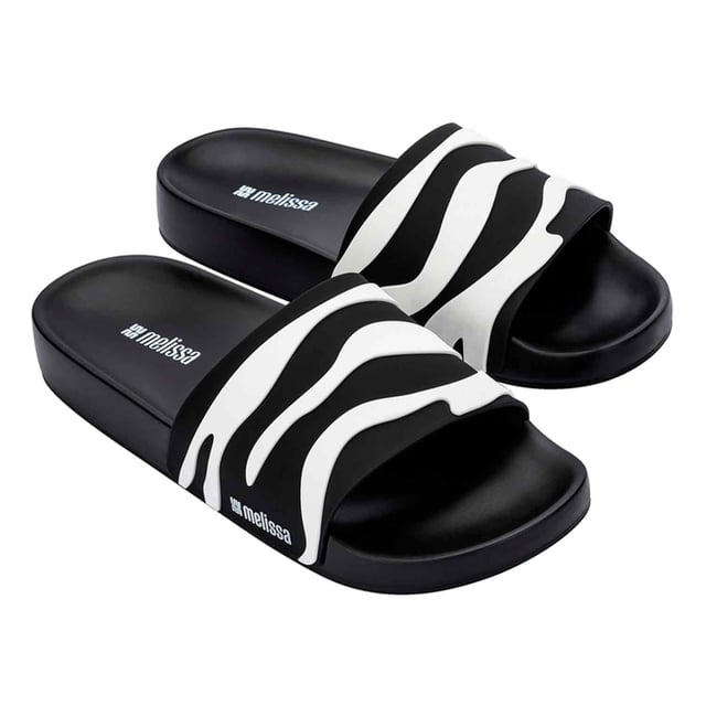 Get ready to fly! EVA technology has arrived on the Melissa Slide! Thus, aiming for more and more comfort, the model becomes super light and adequate for all moments of the day. The two new print options, leopard and zebra, will guarantee your style when looking for an outfit.