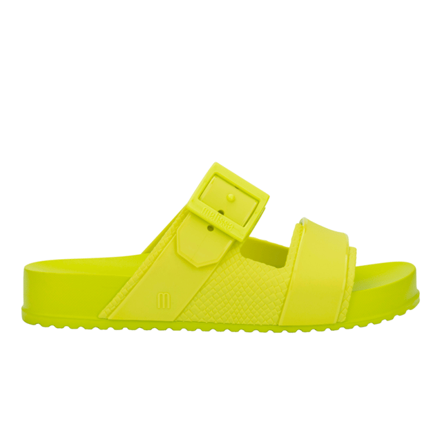 Without losing the features that made the Cozy Slide a hit, the new Melissa Cozy Connection Slide has an extended grid, Melflex upper rich in textures, a strong and striking aesthetic look, ideal for modern looks that require comfort and practicality on a daily basis.