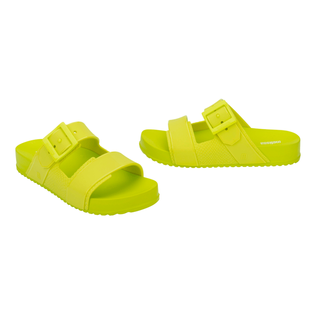 Without losing the features that made the Cozy Slide a hit, the new Melissa Cozy Connection Slide has an extended grid, Melflex upper rich in textures, a strong and striking aesthetic look, ideal for modern looks that require comfort and practicality on a daily basis.