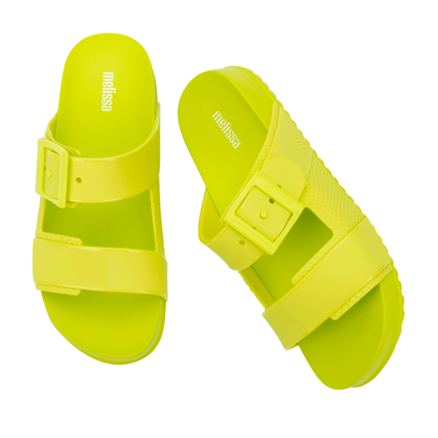 Without losing the features that made the Cozy Slide a hit, the new Melissa Cozy Connection Slide has an extended grid, Melflex upper rich in textures, a strong and striking aesthetic look, ideal for modern looks that require comfort and practicality on a daily basis.
