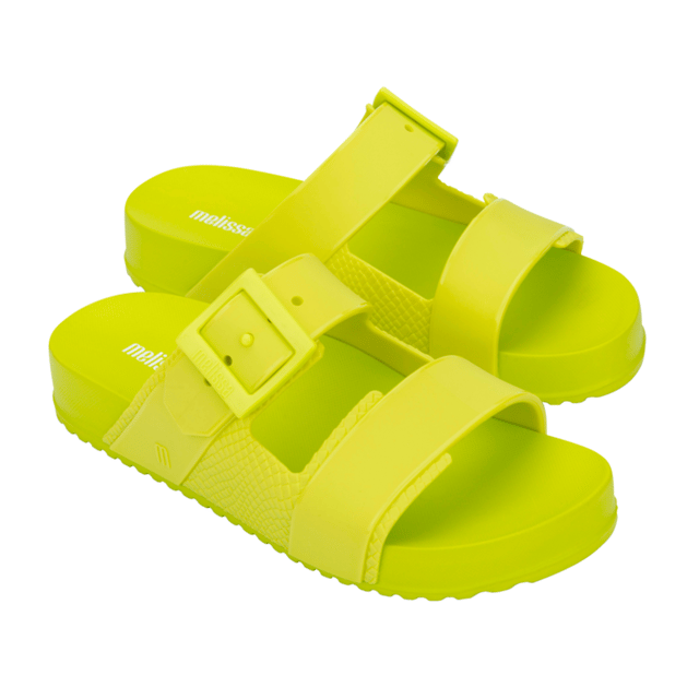 Without losing the features that made the Cozy Slide a hit, the new Melissa Cozy Connection Slide has an extended grid, Melflex upper rich in textures, a strong and striking aesthetic look, ideal for modern looks that require comfort and practicality on a daily basis.