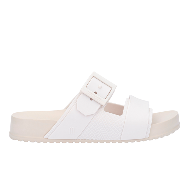 Without losing the features that made the Cozy Slide a hit, the new Melissa Cozy Connection Slide has an extended grid, Melflex upper rich in textures, a strong and striking aesthetic look, ideal for modern looks that require comfort and practicality on a daily basis.