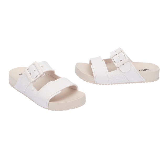 Without losing the features that made the Cozy Slide a hit, the new Melissa Cozy Connection Slide has an extended grid, Melflex upper rich in textures, a strong and striking aesthetic look, ideal for modern looks that require comfort and practicality on a daily basis.