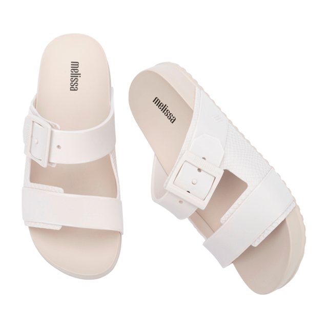 Without losing the features that made the Cozy Slide a hit, the new Melissa Cozy Connection Slide has an extended grid, Melflex upper rich in textures, a strong and striking aesthetic look, ideal for modern looks that require comfort and practicality on a daily basis.
