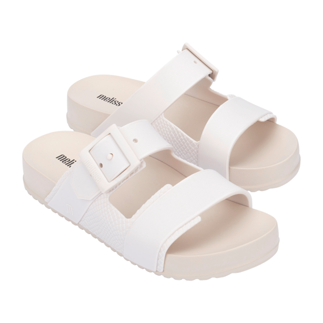 Without losing the features that made the Cozy Slide a hit, the new Melissa Cozy Connection Slide has an extended grid, Melflex upper rich in textures, a strong and striking aesthetic look, ideal for modern looks that require comfort and practicality on a daily basis.