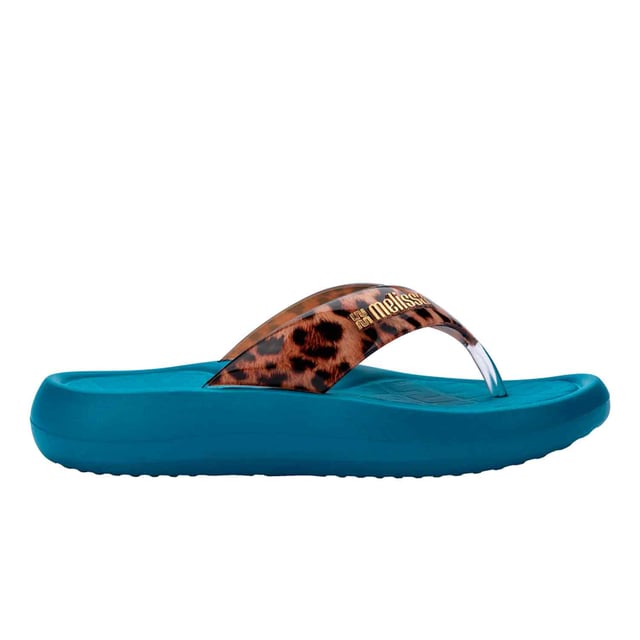 New trends point to new shoes! The Melissa New Trendy, with an EVA sole, guarantees lightness when walking and style with its smooth or printed upper. The statement platform slipper is a guarantee of style and practicality!