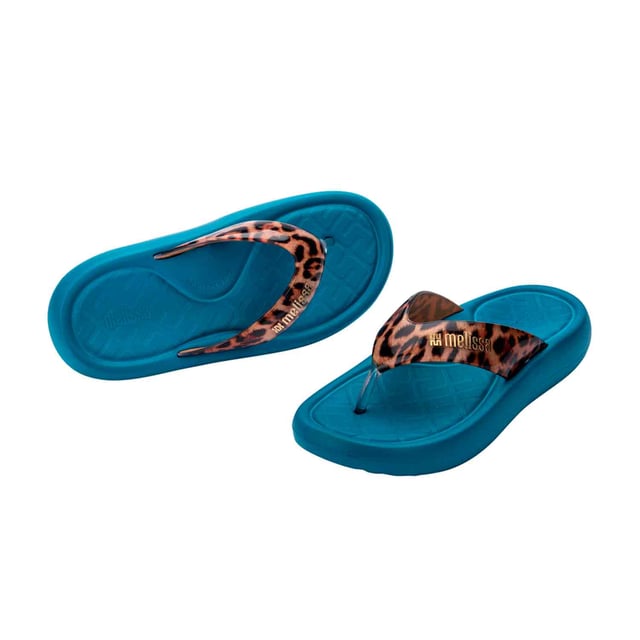 New trends point to new shoes! The Melissa New Trendy, with an EVA sole, guarantees lightness when walking and style with its smooth or printed upper. The statement platform slipper is a guarantee of style and practicality!