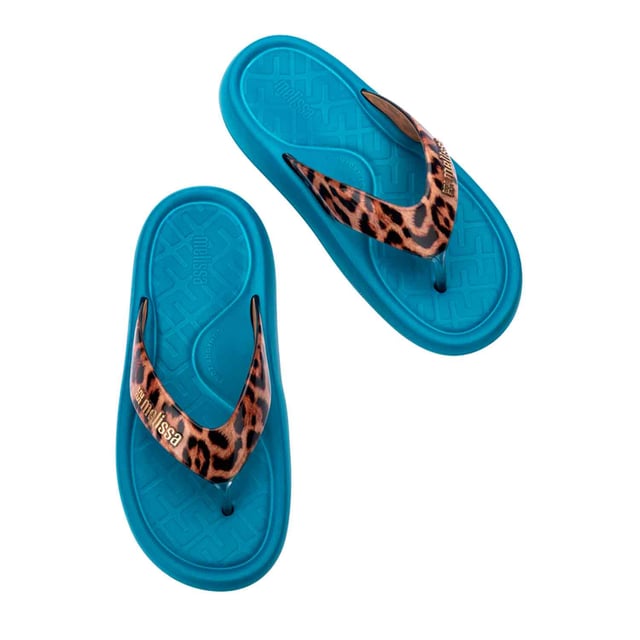 New trends point to new shoes! The Melissa New Trendy, with an EVA sole, guarantees lightness when walking and style with its smooth or printed upper. The statement platform slipper is a guarantee of style and practicality!
