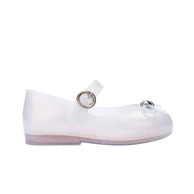 Dress your baby girl to the nines with the Mini Melissa Sweet Love IV! The maxi bow on the vamp adds a romantic twist and a delicate touch to the ballerina. Only the top of the foot is left exposed, and an extra strap with a buckle ensures a snug fit and extreme stability for your mini. The insole is notably comfortable and the color palette is to die for!