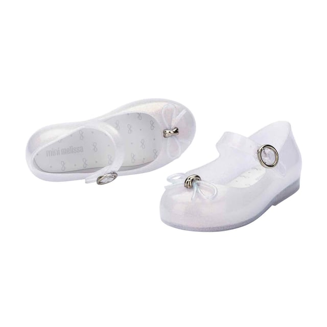 Dress your baby girl to the nines with the Mini Melissa Sweet Love IV! The maxi bow on the vamp adds a romantic twist and a delicate touch to the ballerina. Only the top of the foot is left exposed, and an extra strap with a buckle ensures a snug fit and extreme stability for your mini. The insole is notably comfortable and the color palette is to die for!
