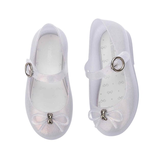 Dress your baby girl to the nines with the Mini Melissa Sweet Love IV! The maxi bow on the vamp adds a romantic twist and a delicate touch to the ballerina. Only the top of the foot is left exposed, and an extra strap with a buckle ensures a snug fit and extreme stability for your mini. The insole is notably comfortable and the color palette is to die for!