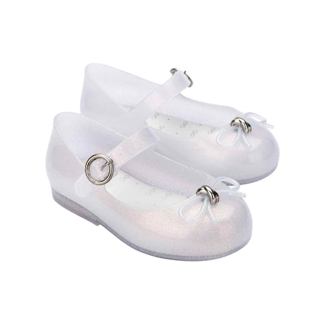 Dress your baby girl to the nines with the Mini Melissa Sweet Love IV! The maxi bow on the vamp adds a romantic twist and a delicate touch to the ballerina. Only the top of the foot is left exposed, and an extra strap with a buckle ensures a snug fit and extreme stability for your mini. The insole is notably comfortable and the color palette is to die for!