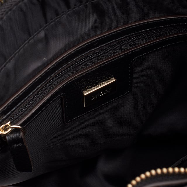 The Guess satchel combines sophistication and functionality in a timelessly elegant silhouette. Its structured design with top handles and an adjustable strap makes it a versatile everyday option. The metallic logo charm and thoughtful details complete a piece that adds distinction to any look.\n\n - Accessory type: Satchel bag.\n - Material: Synthetic leather-like material.\n - Texture: Granular.\n - Hardware: Silver-tone metal.\n - Exterior details: Front metal logo and decorative pendant with Guess charm.\n - Interior details: Main compartment with zipper closure and organizing pockets.\n - Rigid top handles.\n - Adjustable and removable strap for shoulder or cross-body carrying.\n\n Guess focuses on designs that stand out for their balance of style and utility. This satchel is the perfect option for those looking for a refined, spacious, and comfortable piece to elegantly accompany their days.\n Measures: 34 x 21 x 11 cm\n Composition: 100% Polyurethane\n Care:\nClean with a soft, slightly damp cloth.\n Do not use abrasive products or detergents.\n Avoid prolonged exposure to the sun or extreme humidity.