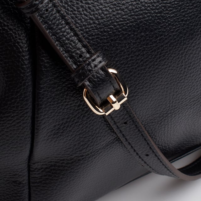 The Guess satchel combines sophistication and functionality in a timelessly elegant silhouette. Its structured design with top handles and an adjustable strap makes it a versatile everyday option. The metallic logo charm and thoughtful details complete a piece that adds distinction to any look.\n\n - Accessory type: Satchel bag.\n - Material: Synthetic leather-like material.\n - Texture: Granular.\n - Hardware: Silver-tone metal.\n - Exterior details: Front metal logo and decorative pendant with Guess charm.\n - Interior details: Main compartment with zipper closure and organizing pockets.\n - Rigid top handles.\n - Adjustable and removable strap for shoulder or cross-body carrying.\n\n Guess focuses on designs that stand out for their balance of style and utility. This satchel is the perfect option for those looking for a refined, spacious, and comfortable piece to elegantly accompany their days.\n Measures: 34 x 21 x 11 cm\n Composition: 100% Polyurethane\n Care:\nClean with a soft, slightly damp cloth.\n Do not use abrasive products or detergents.\n Avoid prolonged exposure to the sun or extreme humidity.