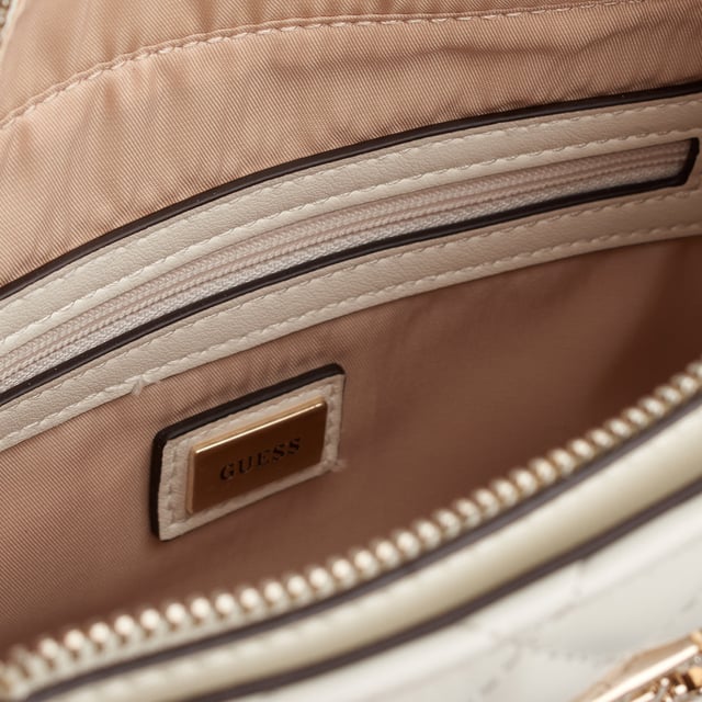 Este bolso tote pequeño de Guess destaca por su diseño acolchado con patrón de rombos y un aire sofisticado que eleva cualquier look. Compacto pero con espacio suficiente para lo esencial, incluye asas estructuradas y una correa con eslabones metálicos para mayor versatilidad. Su silueta refinada lo convierte en el accesorio ideal para acompañarte con estilo en el día a día.\n\nDetalles:\n- Tipo de accesorio: Bolso tote pequeño.\n- Material: Material sintético tipo piel.\n- Textura: Acolchada con diseño de rombos.\n- Herraje: Metálico en tono dorado.\n- Detalles exteriores: Logo metálico Guess en la parte frontal.\n- Detalles interiores: Compartimento principal con cremallera,1 bolsillo trasero con cremallera, 2 bolsillos frontales abiertos.\n- Asas de mano estructuradas.\n- Correa ajustable y extraíble con cadena metálica decorativa.\n\nGuess apuesta por un diseño compacto y elegante que fusiona comodidad y estilo. Este bolso tote pequeño es perfecto para quienes buscan una pieza funcional con personalidad, ideal tanto para el día como para salidas más especiales.\n Medidas: 21.5 x 20.5 x 7 cm\n Composición: 100% Poliuretano\n Cuidados:\nLimpiar con un paño suave y ligeramente húmedo.\nNo usar productos abrasivos ni detergentes.\nEvitar la exposición prolongada al sol o humedad extrema.