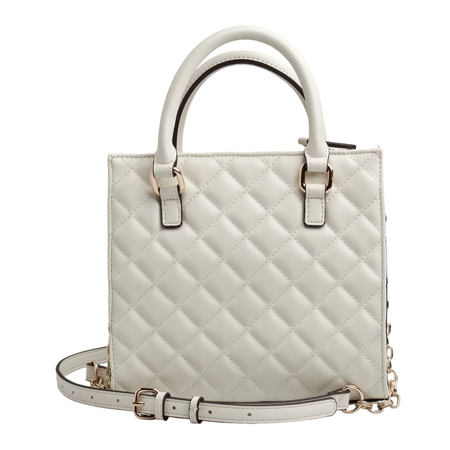 Este bolso tote pequeño de Guess destaca por su diseño acolchado con patrón de rombos y un aire sofisticado que eleva cualquier look. Compacto pero con espacio suficiente para lo esencial, incluye asas estructuradas y una correa con eslabones metálicos para mayor versatilidad. Su silueta refinada lo convierte en el accesorio ideal para acompañarte con estilo en el día a día.\n\nDetalles:\n- Tipo de accesorio: Bolso tote pequeño.\n- Material: Material sintético tipo piel.\n- Textura: Acolchada con diseño de rombos.\n- Herraje: Metálico en tono dorado.\n- Detalles exteriores: Logo metálico Guess en la parte frontal.\n- Detalles interiores: Compartimento principal con cremallera,1 bolsillo trasero con cremallera, 2 bolsillos frontales abiertos.\n- Asas de mano estructuradas.\n- Correa ajustable y extraíble con cadena metálica decorativa.\n\nGuess apuesta por un diseño compacto y elegante que fusiona comodidad y estilo. Este bolso tote pequeño es perfecto para quienes buscan una pieza funcional con personalidad, ideal tanto para el día como para salidas más especiales.\n Medidas: 21.5 x 20.5 x 7 cm\n Composición: 100% Poliuretano\n Cuidados:\nLimpiar con un paño suave y ligeramente húmedo.\nNo usar productos abrasivos ni detergentes.\nEvitar la exposición prolongada al sol o humedad extrema.