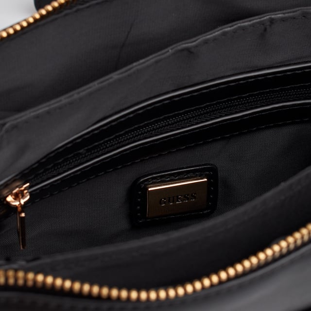 Deze schoudertas van Guess maakt indruk met zijn compacte en functionele ontwerp - perfect om elke dag te dragen. Hij is gemaakt van kunstleer en heeft metallic details en afneembare accessoires die de urban stijl benadrukken. Dankzij het praktische ontwerp met ruime binnen- en buitenvakken is hij ideaal om alles binnen handbereik te houden. De verstelbare riem zorgt voor een veelzijdige pasvorm, zowel over de schouder als over het lichaam.\n\n - Type accessoire: Schoudertas.\n - Materiaal: Synthetisch, leerachtig materiaal.\n - Textuur: Glad.\n - Hardware: Goudkleurig metaal.\n - Details buitenkant: Voorvak met metalen Guess-plaatje.\n - Verdere details: Rond muntzakje met ritssluiting en afneembare kaarthouder.\n - Details interieur: Hoofdvak met ritssluiting, 3 open vakken, 1 ritsvak, 2 kaartsleuven.\n - Verstelbare brede riem.\n\n In elk ontwerp combineert Guess zijn kenmerkende essentie met een moderne, onmiskenbare stijl. Deze damesschoudertas weerspiegelt de stedelijke en functionele stijl van het merk: een perfecte mix van mode en functionaliteit, ideaal om je te vergezellen op al je reizen met een opvallende touch.\n Afmetingen: Tas: 21,5 x 14 x 7 cm; Platte tas: 11 x 8 cm; Ronde tas: 8,7 x 8 x 2 cm\n Samenstelling: 100% polyurethaan\n Onderhoud:\nSchoonmaken met een zachte, licht vochtige doek.\n Gebruik geen schurende schoonmaakmiddelen of detergenten.\n Vermijd langdurige blootstelling aan zonlicht of extreme vochtigheid.