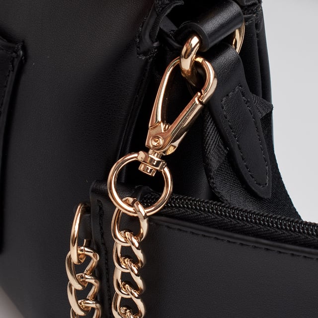 Deze schoudertas van Guess maakt indruk met zijn compacte en functionele ontwerp - perfect om elke dag te dragen. Hij is gemaakt van kunstleer en heeft metallic details en afneembare accessoires die de urban stijl benadrukken. Dankzij het praktische ontwerp met ruime binnen- en buitenvakken is hij ideaal om alles binnen handbereik te houden. De verstelbare riem zorgt voor een veelzijdige pasvorm, zowel over de schouder als over het lichaam.\n\n - Type accessoire: Schoudertas.\n - Materiaal: Synthetisch, leerachtig materiaal.\n - Textuur: Glad.\n - Hardware: Goudkleurig metaal.\n - Details buitenkant: Voorvak met metalen Guess-plaatje.\n - Verdere details: Rond muntzakje met ritssluiting en afneembare kaarthouder.\n - Details interieur: Hoofdvak met ritssluiting, 3 open vakken, 1 ritsvak, 2 kaartsleuven.\n - Verstelbare brede riem.\n\n In elk ontwerp combineert Guess zijn kenmerkende essentie met een moderne, onmiskenbare stijl. Deze damesschoudertas weerspiegelt de stedelijke en functionele stijl van het merk: een perfecte mix van mode en functionaliteit, ideaal om je te vergezellen op al je reizen met een opvallende touch.\n Afmetingen: Tas: 21,5 x 14 x 7 cm; Platte tas: 11 x 8 cm; Ronde tas: 8,7 x 8 x 2 cm\n Samenstelling: 100% polyurethaan\n Onderhoud:\nSchoonmaken met een zachte, licht vochtige doek.\n Gebruik geen schurende schoonmaakmiddelen of detergenten.\n Vermijd langdurige blootstelling aan zonlicht of extreme vochtigheid.