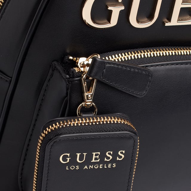 Esta mochila de Guess se presenta como una opción funcional y con estilo para el día a día. Su diseño moderno y compacto incluye un logotipo frontal en gran formato y un accesorio desmontable a juego. Con múltiples compartimentos y acabados metálicos, esta mochila combina moda y practicidad con el inconfundible sello de la marca.\n\nDetalles:\n- Tipo de accesorio: Mochila.\n- Material: Material sintético tipo piel.\n- Textura: Lisa.\n- Herraje: Metálico en tono dorado.\n- Detalles exteriores: Logo Guess en relieve y monedero desmontable con cremallera.\n- Detalles interiores: Compartimento principal con cierre de cremallera, 1 bolsillo con cremallera, 3 bolsillos abiertos.\n- Bolsillo frontal exterior con cremallera.\n- Asa superior para llevar en la mano.\n- Tirantes ajustables para un ajuste cómodo a la espalda.\n- Incluye bolsa guardapolvo.\n\nGuess reinventa la mochila clásica con una propuesta urbana, femenina y funcional. Ideal para quienes buscan comodidad sin renunciar a un look sofisticado, perfecta para el trabajo, los viajes o el uso diario con estilo.\n Medidas: Bolso: 23.5 x 28 x 9 cm; Monedero: 7 x 11 x 2 cm\n Composición: 100% Poliuretano\n Cuidados:\nLimpiar con un paño suave y ligeramente húmedo.\nNo usar productos abrasivos ni detergentes.\nEvitar la exposición prolongada al sol o humedad extrema.