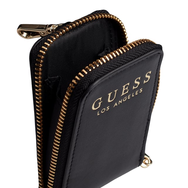 Esta mochila de Guess se presenta como una opción funcional y con estilo para el día a día. Su diseño moderno y compacto incluye un logotipo frontal en gran formato y un accesorio desmontable a juego. Con múltiples compartimentos y acabados metálicos, esta mochila combina moda y practicidad con el inconfundible sello de la marca.\n\nDetalles:\n- Tipo de accesorio: Mochila.\n- Material: Material sintético tipo piel.\n- Textura: Lisa.\n- Herraje: Metálico en tono dorado.\n- Detalles exteriores: Logo Guess en relieve y monedero desmontable con cremallera.\n- Detalles interiores: Compartimento principal con cierre de cremallera, 1 bolsillo con cremallera, 3 bolsillos abiertos.\n- Bolsillo frontal exterior con cremallera.\n- Asa superior para llevar en la mano.\n- Tirantes ajustables para un ajuste cómodo a la espalda.\n- Incluye bolsa guardapolvo.\n\nGuess reinventa la mochila clásica con una propuesta urbana, femenina y funcional. Ideal para quienes buscan comodidad sin renunciar a un look sofisticado, perfecta para el trabajo, los viajes o el uso diario con estilo.\n Medidas: Bolso: 23.5 x 28 x 9 cm; Monedero: 7 x 11 x 2 cm\n Composición: 100% Poliuretano\n Cuidados:\nLimpiar con un paño suave y ligeramente húmedo.\nNo usar productos abrasivos ni detergentes.\nEvitar la exposición prolongada al sol o humedad extrema.
