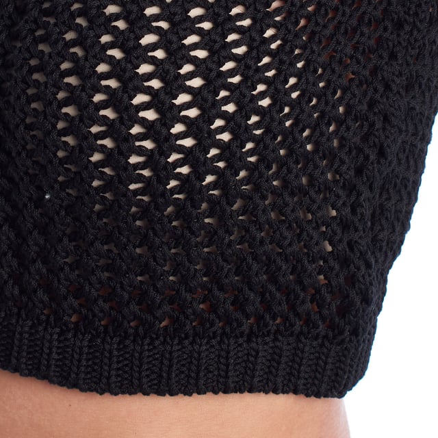 Este top corto confeccionado en punto calado combina estilo artesanal con una silueta deportiva. El diseño de escote redondo y espalda nadadora aporta un aire moderno y fresco, ideal para combinar con pantalones o faldas de punto para un conjunto coordinado. Su tejido abierto permite una mayor transpirabilidad y añade un efecto visual sugerente y veraniego.\n\nDetalles:\n- Corte: Cropped con ajuste ceñido.\n- Exterior: Tejido de punto calado artesanal.\n- Espalda: Diseño nadadora para un look deportivo.\n- Estilo: Casual y bohemio, ideal para verano.\n- Funcionalidad: Perfecto para llevar sobre bikini o como top de conjunto.\n\nCrea un conjunto llamativo combinándolo con su pantalón a juego, y eleva tus looks de verano con un toque boho-chic.\n Composición: 100% Algodón\n Cuidados:\nLavar a mano en agua fría. No usar secadora. Secar en plano.