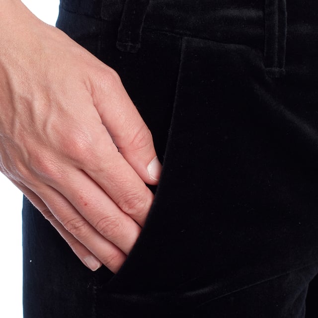 Pantalón de terciopelo Zadig & Voltaire con bajo cropped y diseño entallado.\n\nEste pantalón de Zadig & Voltaire destaca por su corte recto ligeramente acampanado y su confección en terciopelo suave, que aporta textura y un acabado sofisticado. De largo tobillero y estilo estructurado, presenta bolsillos delanteros oblicuos, bolsillos traseros con botón y cierre con botones, doble corchete y botón interior. \n\nDetalles:\n- Tipo de prenda: Pantalón recto cropped.\n- Material: Terciopelo suave con cuerpo.\n- Estilo: Largo al tobillo, ligeramente acampanado.\n- Bolsillos: Laterales oblicuos y bolsillos traseros con botón.\n- Cierre: Botones ocultos con doble corchete y botón interior.\n\nEste pantalón de Zadig & Voltaire añade un toque lujoso y contemporáneo al fondo de armario, ideal para transiciones entre el día y la noche.\n Composición: 100% Algodón\n Cuidados:\nLavar a mano con agua fría o a máquina en programa delicado.\nUtilizar detergente suave y evitar el uso de lejía.\nNo secar en secadora; secar en plano o colgado a la sombra.