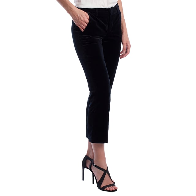 Pantalón de terciopelo Zadig & Voltaire con bajo cropped y diseño entallado.\n\nEste pantalón de Zadig & Voltaire destaca por su corte recto ligeramente acampanado y su confección en terciopelo suave, que aporta textura y un acabado sofisticado. De largo tobillero y estilo estructurado, presenta bolsillos delanteros oblicuos, bolsillos traseros con botón y cierre con botones, doble corchete y botón interior. \n\nDetalles:\n- Tipo de prenda: Pantalón recto cropped.\n- Material: Terciopelo suave con cuerpo.\n- Estilo: Largo al tobillo, ligeramente acampanado.\n- Bolsillos: Laterales oblicuos y bolsillos traseros con botón.\n- Cierre: Botones ocultos con doble corchete y botón interior.\n\nEste pantalón de Zadig & Voltaire añade un toque lujoso y contemporáneo al fondo de armario, ideal para transiciones entre el día y la noche.\n Composición: 100% Algodón\n Cuidados:\nLavar a mano con agua fría o a máquina en programa delicado.\nUtilizar detergente suave y evitar el uso de lejía.\nNo secar en secadora; secar en plano o colgado a la sombra.